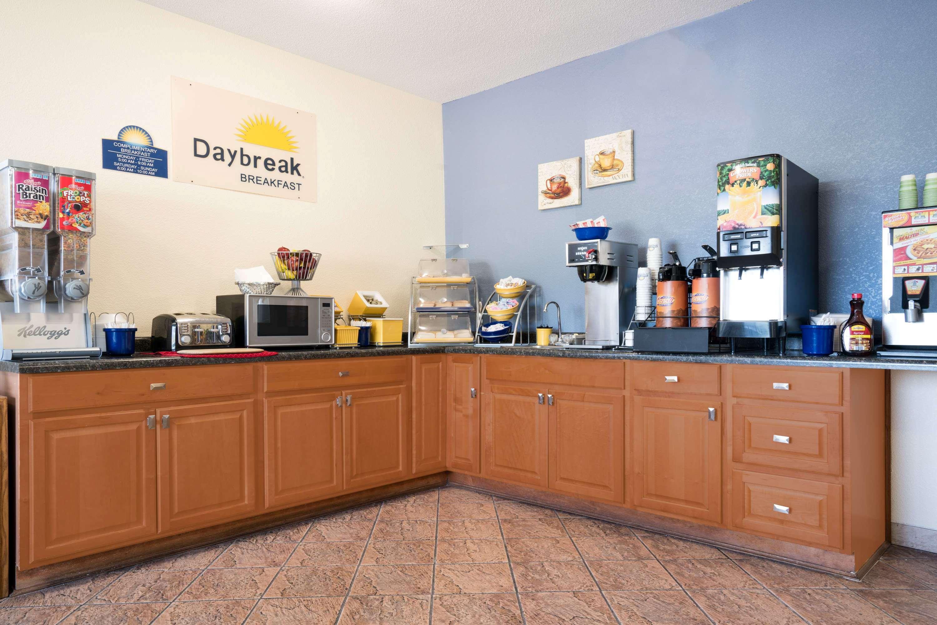 Days Inn By Wyndham Манкейто Экстерьер фото